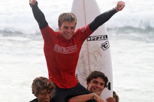 Afonso carregado em ombros em Ribeira d&#039;Ilhas. 