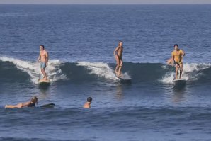 A partilha de ondas é uma prática comum e aceite em Batu Bolong