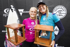 AS DIFERENTES OPINIÕES DE TATIANA WESTON-WEBB E STEPHANIE GILMORE SOBRE A REALIZAÇÃO DE PROVAS FEMININAS EM TEAHUPO’O