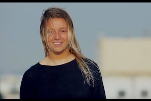 UM MINUTO DE BOM SURF COM A PORTUGUESA CAROLINA SANTOS