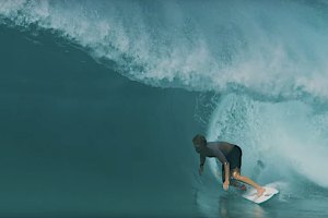 John John Florence reencontra um secret surf spot com "tubos quadrados"