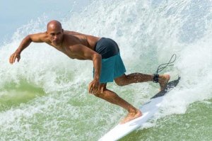 KELLY SLATER VISTO EM BALI APÓS A ILHA ENCERRAR PORTAS AO TURISMO INTERNACIONAL