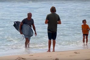 KELLY SLATER SURFA INESPERADAMENTE NUM &quot;BEACH BREAK&quot; PROXIMO DE KUTA EM BALI