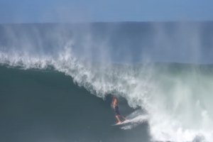 THIAGO CAMARÃO MOSTRA O PODER DAS ONDAS DE MARESIAS