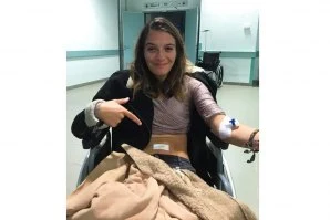 Mariana à saída do hospital.