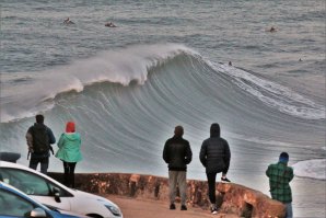 Surf de ondas grandes é o que se espera para sexta-feira.