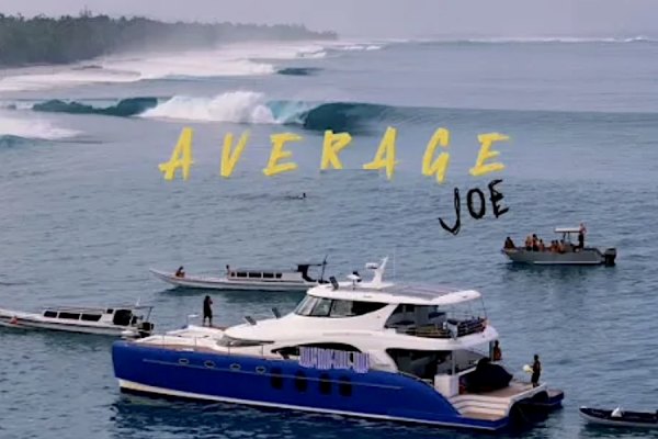 “Average Joe – Indo 2025”: Um grupo de amigos, free surf puro e a viagem que podia ser de qualquer um de nós