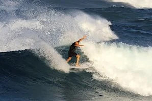 O surf de Kelly Slater a quinze dias de fazer 54 anos