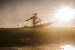 Stephanie Gilmore num clique incrível em Hossegor. 