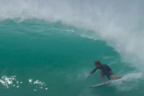 O SURF DOS PROS DURANTE O CICLONE OMA EM KIRRA