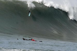 A VIOLENTA QUEDA DE GRANT BAKER NUMA ONDA GIGANTE EM MAVERICKS