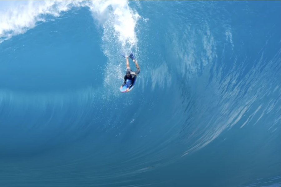 Mike Stewart de 62 anos de idade e um wipeout brutal em Teahupo’o