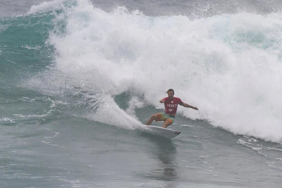 Frederico Morais durante a sua bateria na ronda 3 no Vans World Cup em Sunset