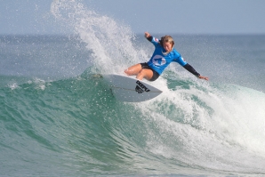 Camilla Kemp apresentou um surf muito forte de frontside.