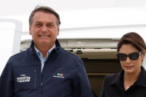 Em viagem aos EUA, Jair Bolsonaro veste uma camisola do Gigantes da Nazaré ao lado de Michelle Bolsonaro