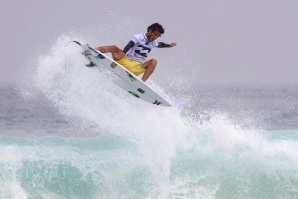 LESÃO AFASTA FILIPE TOLEDO DE TEAHUPOO