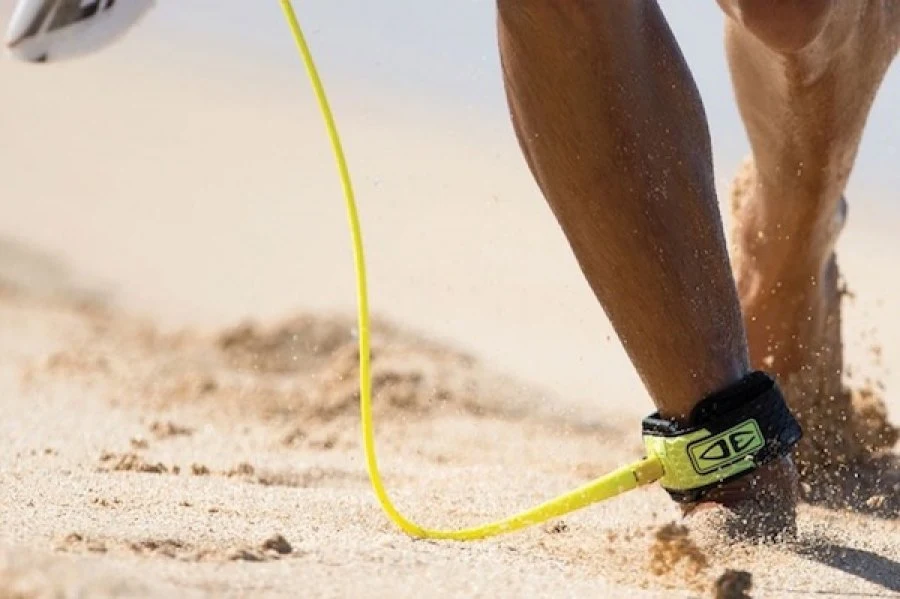 NÃO HÁ NADA QUE JUSTIFIQUE O NÃO USO DE CORDINHA (LEASH) NO SURFING