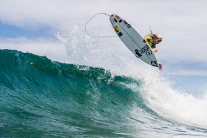 O grom Kyuss King a voar em Noronha. 