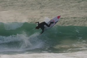 GABE MORVIL MOSTRA-NOS O SURF EXPLOSIVO EM PORTUGAL