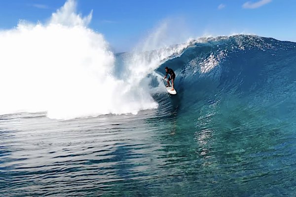 As ondas tubulares e cristalinas nos últimos dias de Outubro em Teahupoo