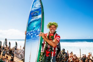 Kelly Slater radiante na viragem para os 50 anos de idade.