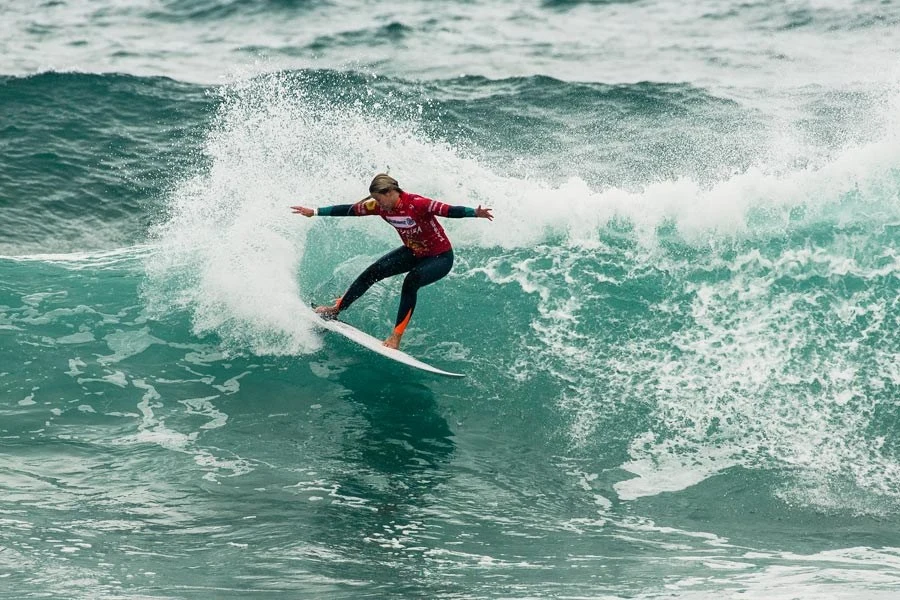 Camilla Kemp esteve uns furos acima em Ribeira d'Ilhas.