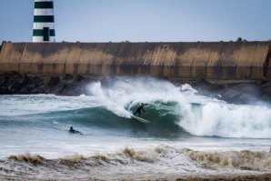 O JOVEM BARNABY COX MOSTRA A EXCELENTE QUALIDADE DAS ONDAS PORTUGUESAS