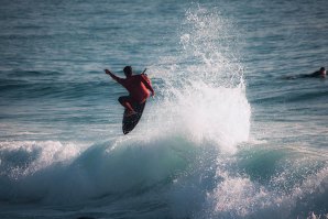 Luís Pita  a voar nas ondas da Praia da Barra