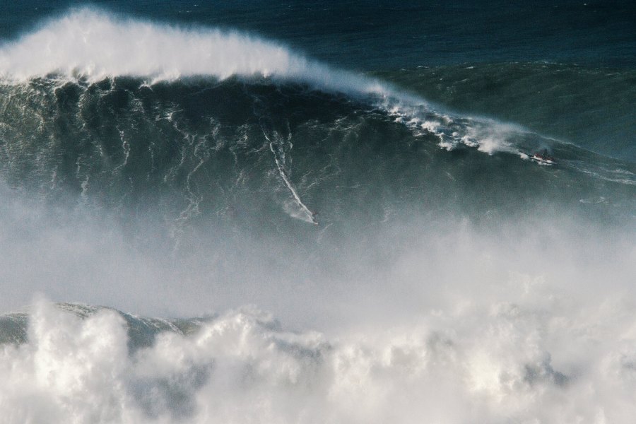 Rodrigo Coxa a dropar aquela que é agora considerada a maior onda já alguma vez surfada no Planeta Terra