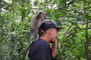 JOHN JOHN FLORENCE NA INDONÉSIA COM A MÃE E AMIGOS