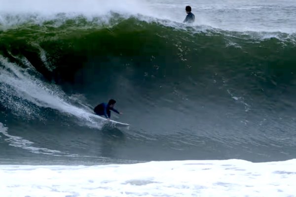 Carcavelos “raw” - Gui Ribeiro, Pedro Boonman e Luís Perloiro em ondas pesadas, ocas e tubulares
