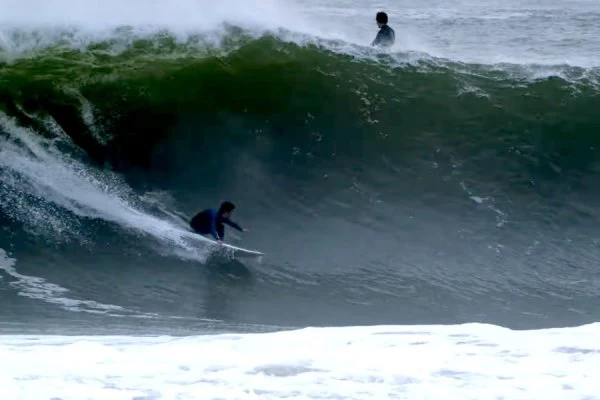 Carcavelos “raw” - Gui Ribeiro, Pedro Boonman e Luís Perloiro em ondas pesadas, ocas e tubulares