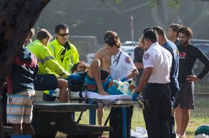 Gabriel Villarán a ser evacuado de Ehukai Beach Park.