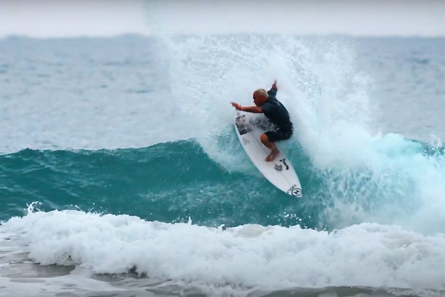 Vasco Ribeiro entre estrelas e locais numa surfada pré-competição em Snapper Rocks
