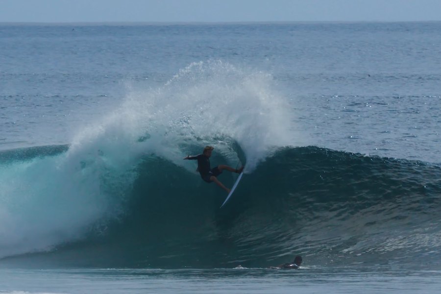 Seleção de Surf Australiana efectua missão a Cloudbreak e consegue ondas épicas