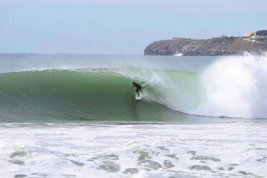 Dia Épico em Supertubos: Um Espetáculo no Surf Mundial