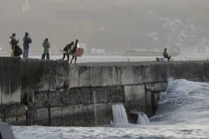 Dylan Graves e Blair Conklin surfam uma das ondas mais estranhas do Japão