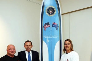 AUSTRÁLIA OFERECE LONGBOARD A OBAMA